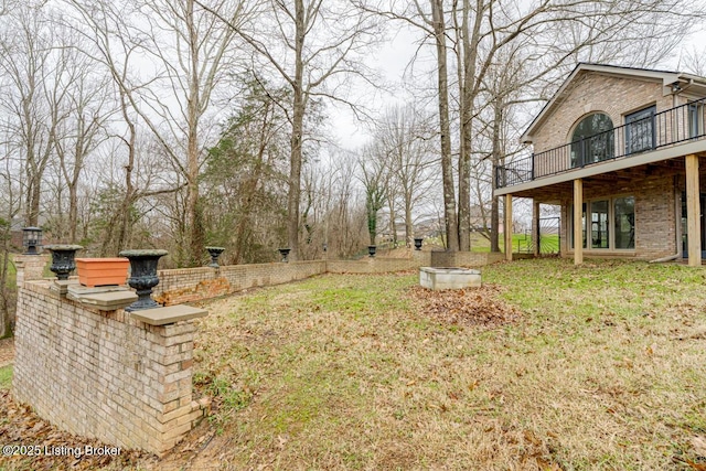 view of yard featuring a balcony