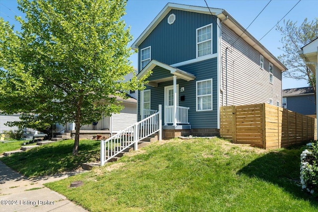 view of front of property featuring a front lawn