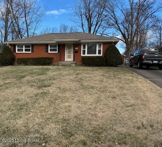 view of front of property featuring a front lawn