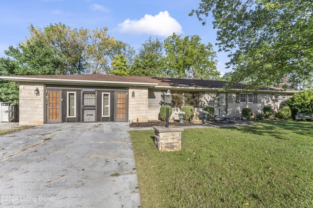 single story home with a front lawn