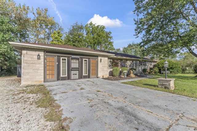 ranch-style home with a front yard