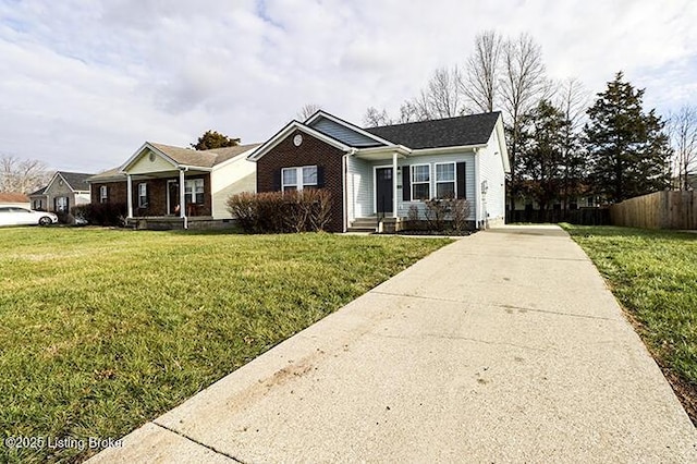 view of front of property featuring a front yard