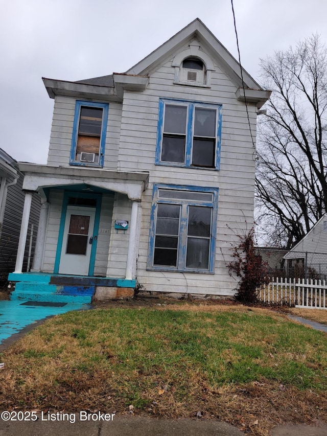 view of front of property featuring a front yard