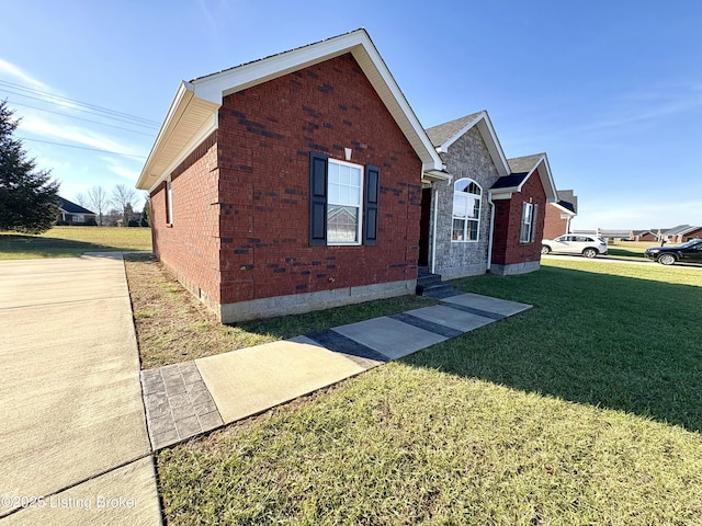 view of front of property featuring a front lawn