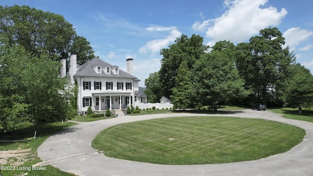 view of property's community featuring a lawn