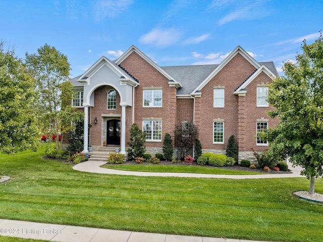 view of front of property featuring a front yard