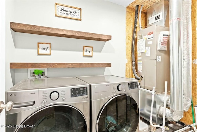 washroom featuring washing machine and clothes dryer