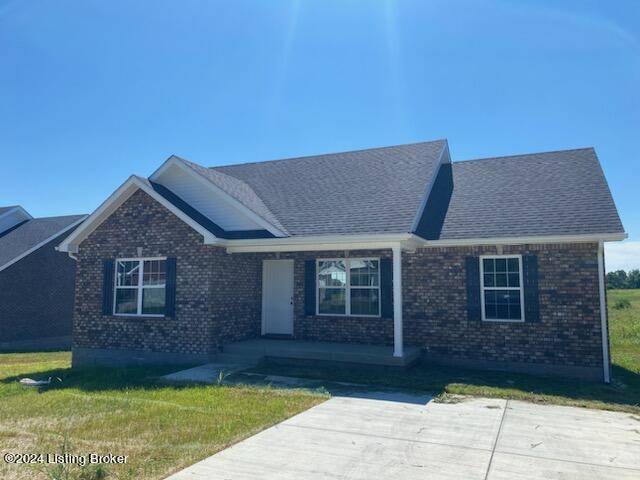 view of front of property featuring a front lawn and a porch