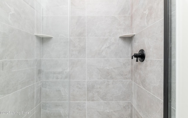 bathroom featuring tiled shower