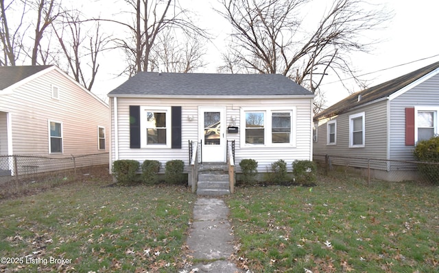 bungalow featuring a front lawn