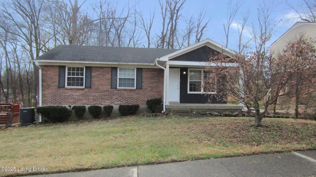 view of front facade featuring central AC unit and a front lawn