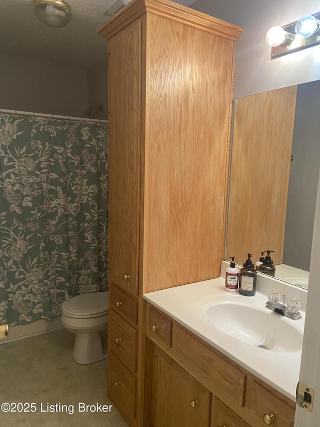 bathroom featuring a shower with curtain, vanity, and toilet