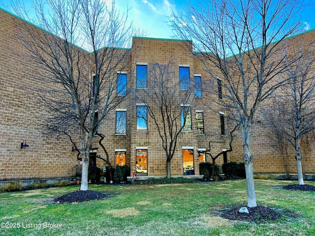 view of front facade with a front lawn