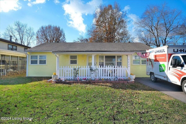 view of front facade featuring a porch and a front yard