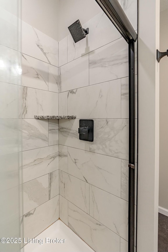 bathroom featuring a tile shower