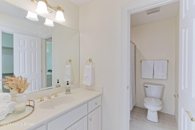 bathroom with a shower with shower curtain, an inviting chandelier, vanity, and toilet