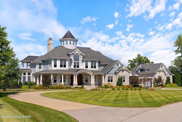 view of front of property featuring covered porch and a front lawn