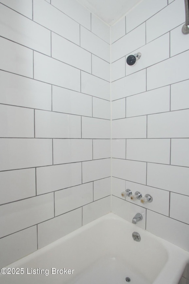 bathroom featuring tiled shower / bath combo