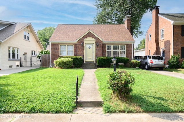 bungalow-style house featuring a front lawn