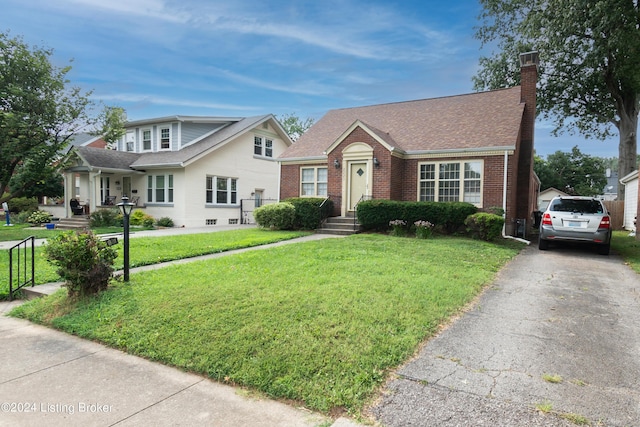 view of front facade with a front yard