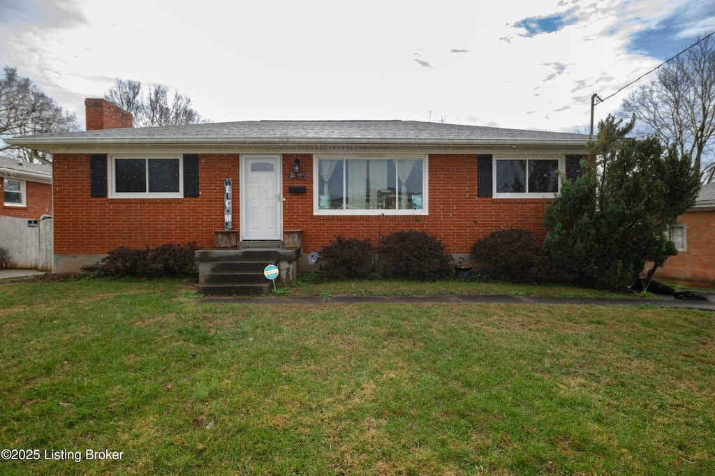 view of front of house featuring a front yard