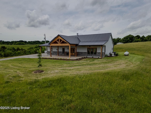 view of front of house featuring a front lawn