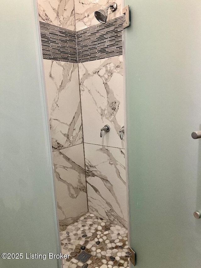 bathroom featuring a tile shower