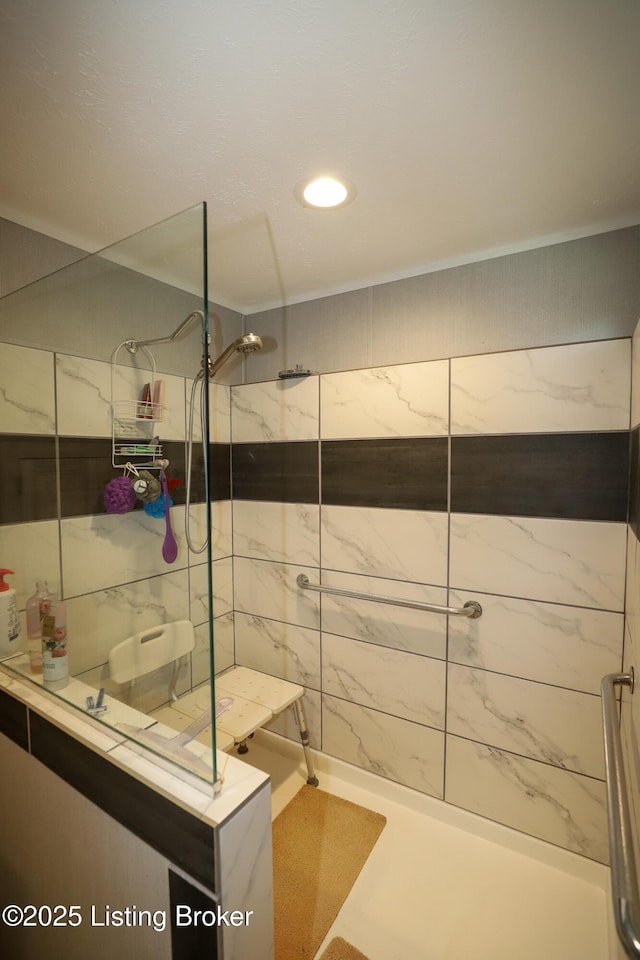 bathroom featuring a tile shower