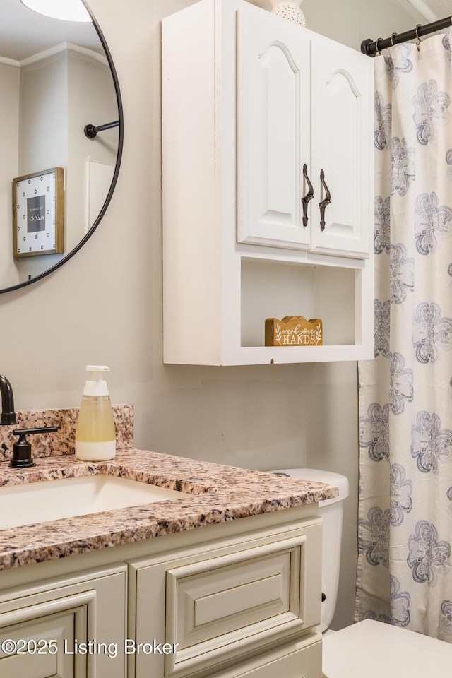 bathroom featuring vanity, ornamental molding, a shower with shower curtain, and toilet