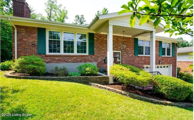 view of front of home featuring a front lawn and a garage