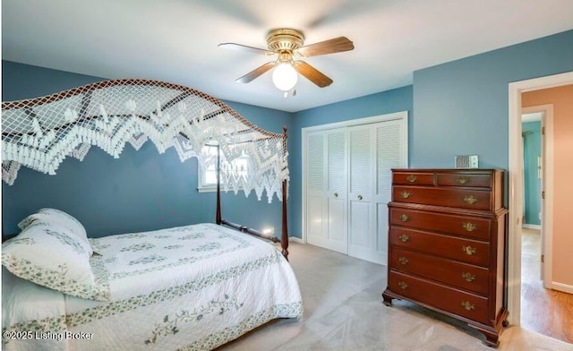 bedroom with a closet, ceiling fan, and light colored carpet