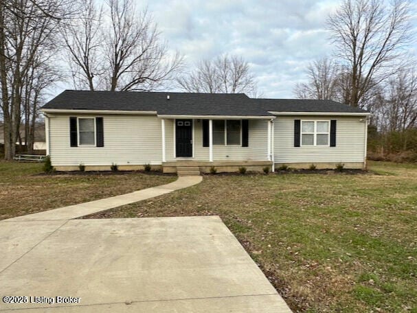 view of front of house with covered porch and a front lawn