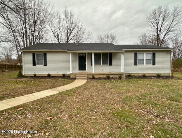 view of front of property featuring a front yard