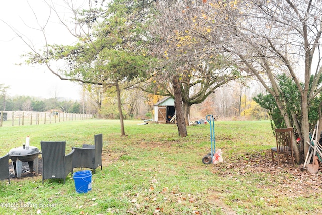 view of yard with an outdoor structure