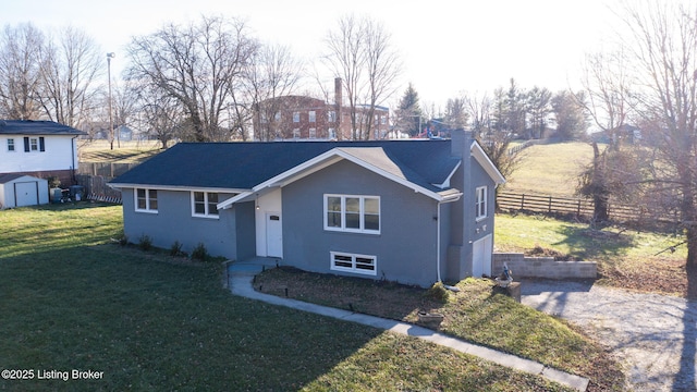 view of front facade featuring a front lawn