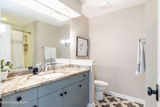 full bathroom with curtained shower, visible vents, toilet, vanity, and baseboards