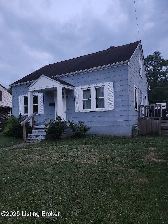 view of front of house featuring a front lawn