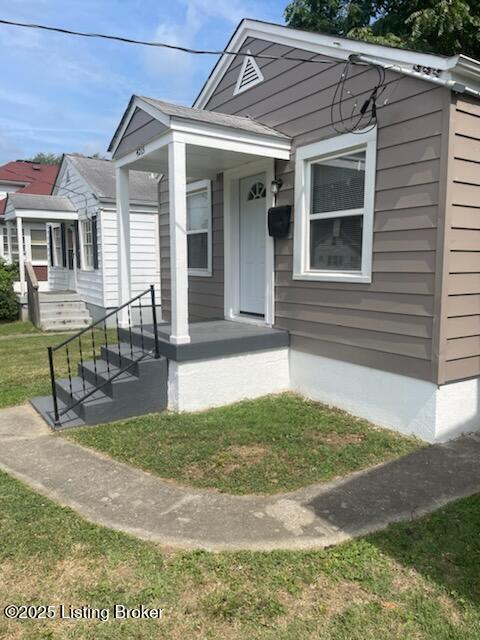 view of front facade featuring a front yard