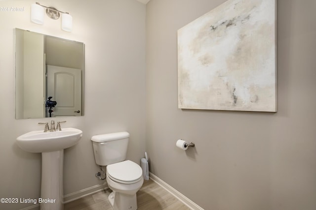 bathroom featuring toilet and sink