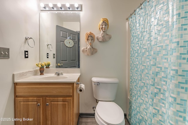 bathroom featuring a shower with shower curtain, vanity, and toilet