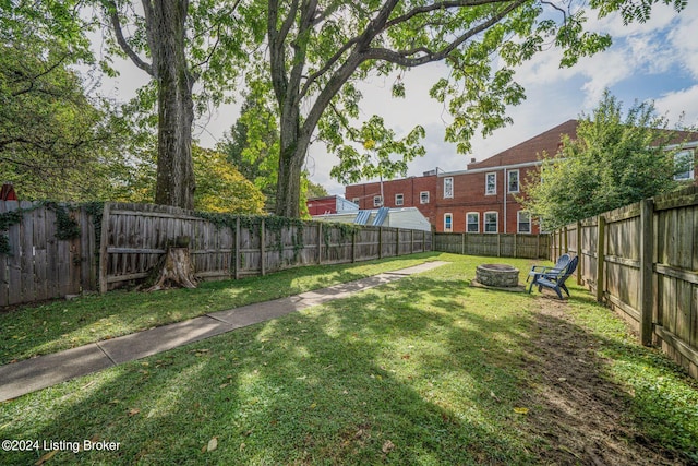 view of yard featuring a fire pit