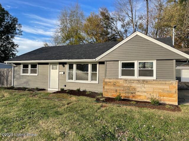 single story home with a front lawn