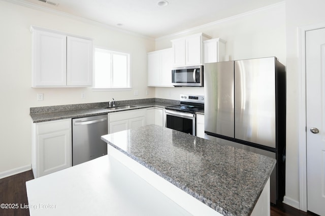 kitchen with stainless steel appliances, dark hardwood / wood-style floors, white cabinets, and sink