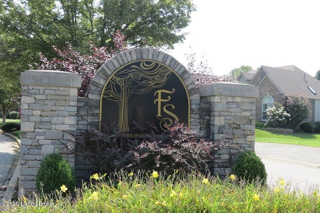 view of community / neighborhood sign