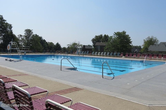 view of swimming pool