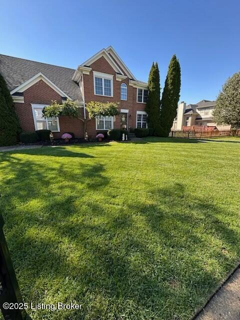 view of front of property featuring a front lawn