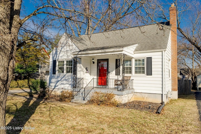 view of front facade with a front lawn