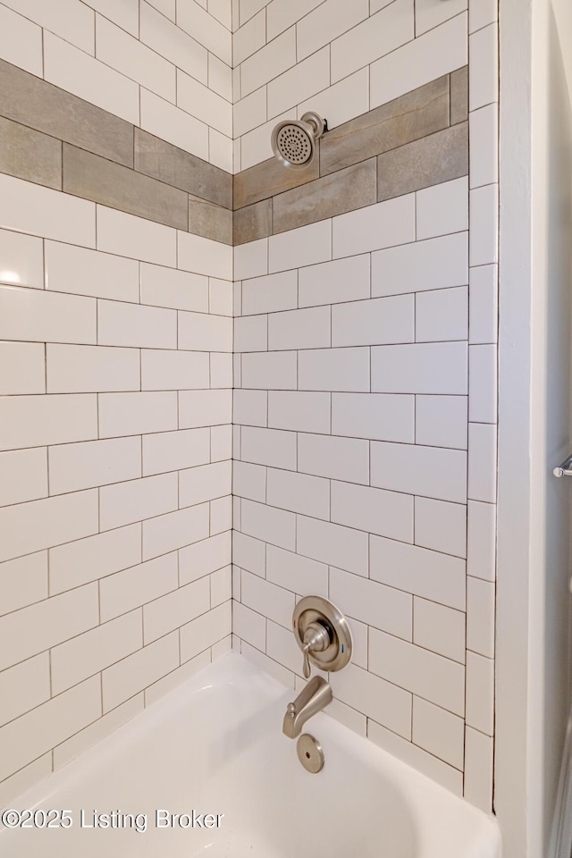 bathroom with tiled shower / bath