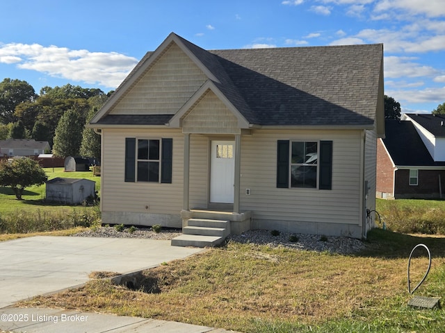 view of front of property featuring a front lawn