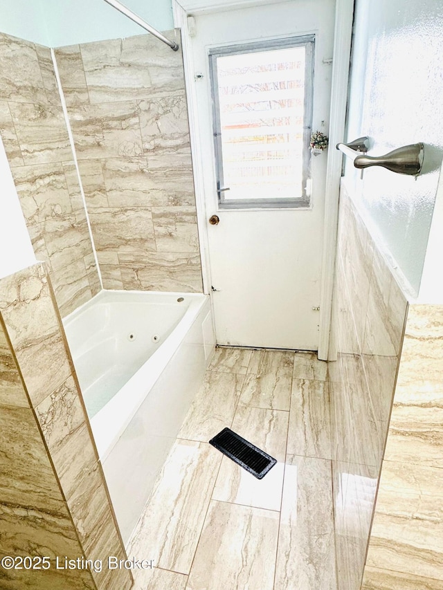 bathroom featuring tiled shower / bath combo